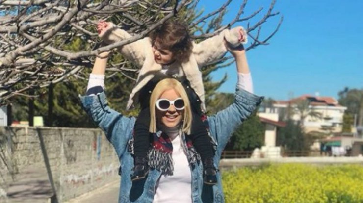 Άντρη Καραντώνη: Δείτε τι έντυσε τη μικρή Αργυρώ! [εικόνα]