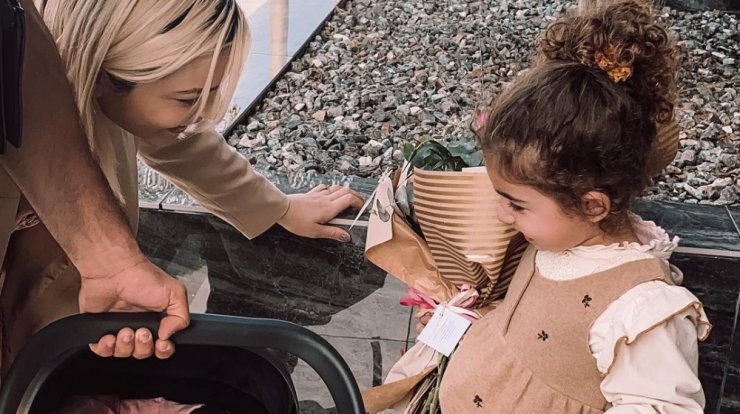 Άντρη Καραντώνη: Η μικρή Αργυρώ τη βοήθησε να κάνει μπάνιο τη νεογέννητη Στυλιανή [βίντεο]