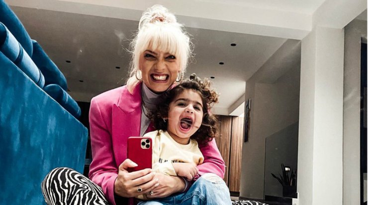 Η μικρή Αργυρώ έφτιαξε χειροποίητη κατασκευή για την γιαγιά της