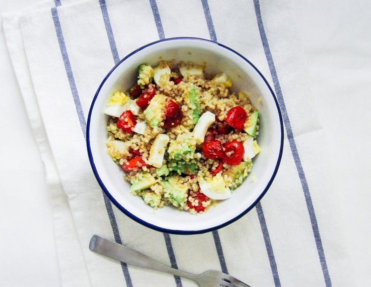 Ελαφριά σαλάτα με κινόα, αβοκάντο και αβγά