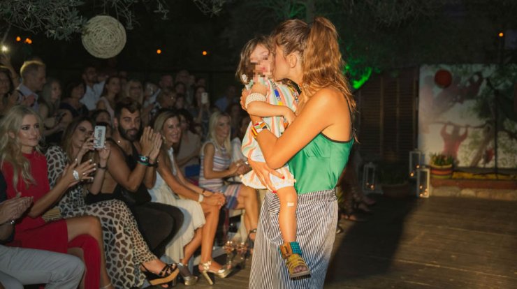 Δείτε τη μικρή Αριάδνη να ξαπλώνει μαζί με την κούκλα της! [βίντεο]