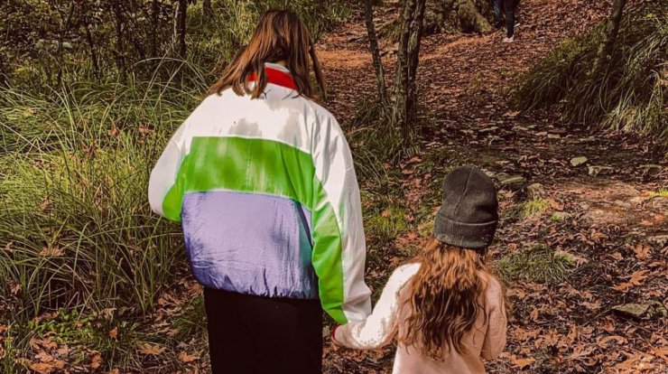 Κωνσταντίνα Ευριπίδου: Η Αριάδνη χορεύει στο σαλόνι στα τακούνια της μαμάς της [βίντεο]