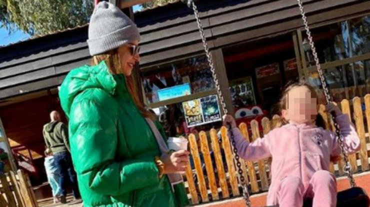 Συγκινημένη η Κωνσταντίνα Ευριπίδου στην πρώτη παράσταση της κόρης της Αριάδνης! 