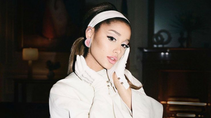 Ariana Grande: Αρραβωνιάστηκε δείχνοντας μας το λαμπερό της μονόπετρο [εικόνες]