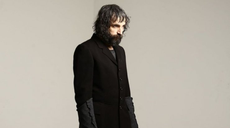 Άρης Σερβετάλης: Αποχώρησε από την παράστασή του αρνούμενος να παίζει μόνο για εμβολιασμένους θεατές