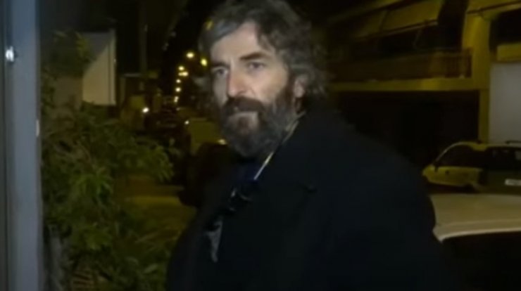 Άρης Σερβετάλης: Η πρώτη του αντίδραση on camera μετά την αποχώρηση από την παράσταση [βίντεο]