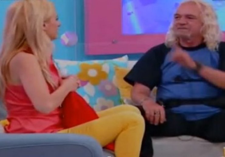 Ο ξανθός μάγος αφαίρεσε το σουτιέν της Χριστιάνας Αριστοτέλους στον αέρα της εκπομπής της