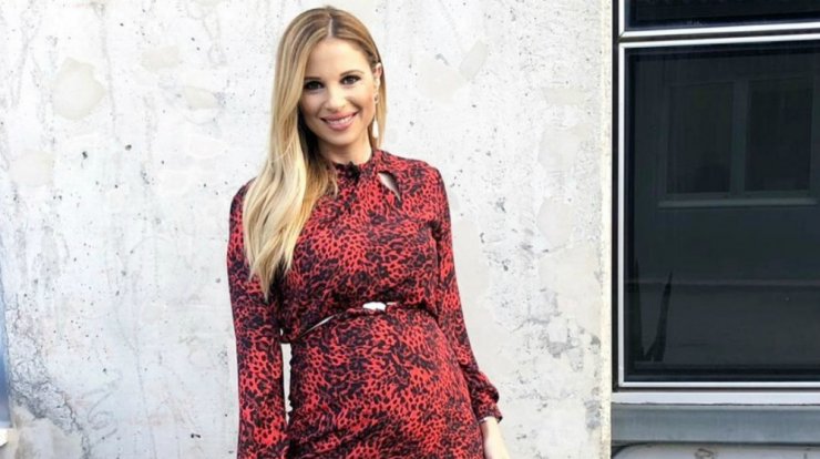 Δεν πιστεύαμε στα μάτια μας! Η Χριστιάνα Αριστοτέλους κρατάει ποντικό στην αυλή του σπιτιού της! [εικόνες]