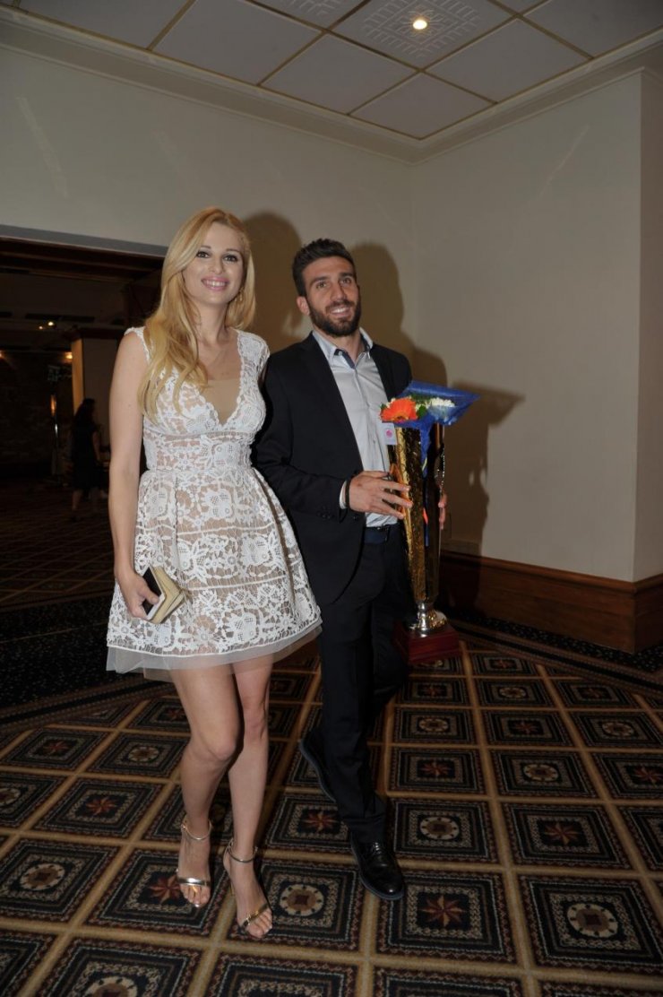 Η κίνηση του Γιώργου Εφραίμ για την Χριστιάνα Αριστοτέλους στην εκδήλωση της ΑλφαΜεγα που μας "έλιωσε"