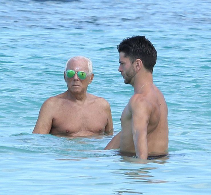 Βγάζουν σπρώχνοντας τον 80χρονο Giorgio Armani από τη θάλασσα [εικόνες]