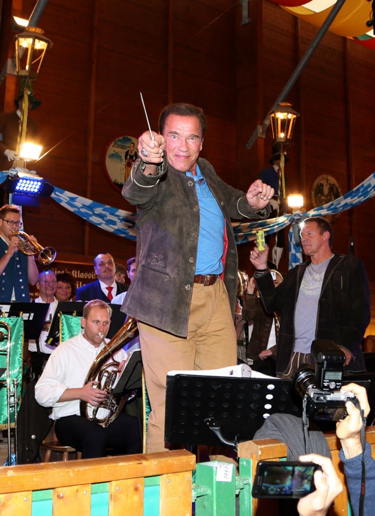 Από σταρ του Hollywood, κυβερνήτης και τώρα μαέστρος σε ορχήστρα [εικόνες]