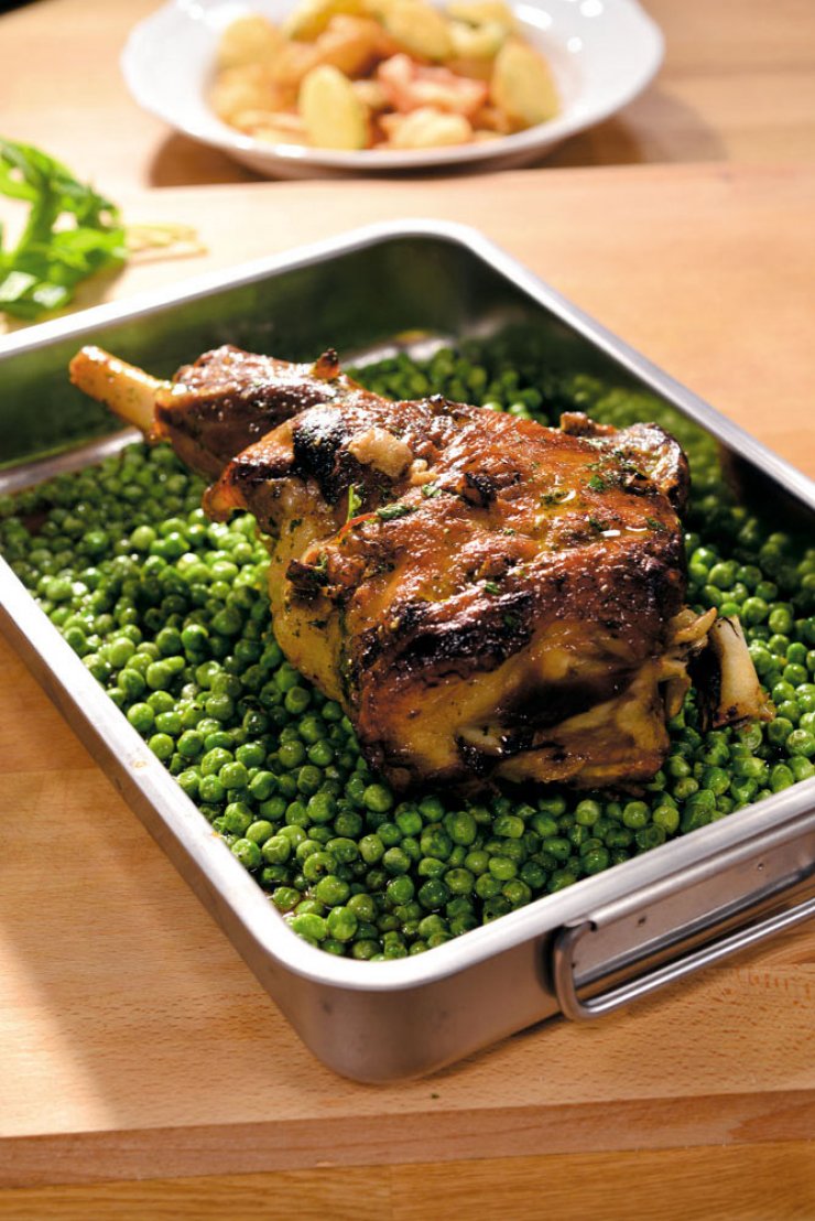 Αρνίσιο μπούτι με δυόσμο και αρακά στο φούρνο