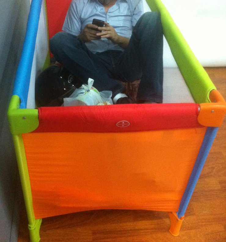 Ποιος πασίγνωστος Κύπριος ηθοποιός ξεκουράζεται κάπως έτσι;