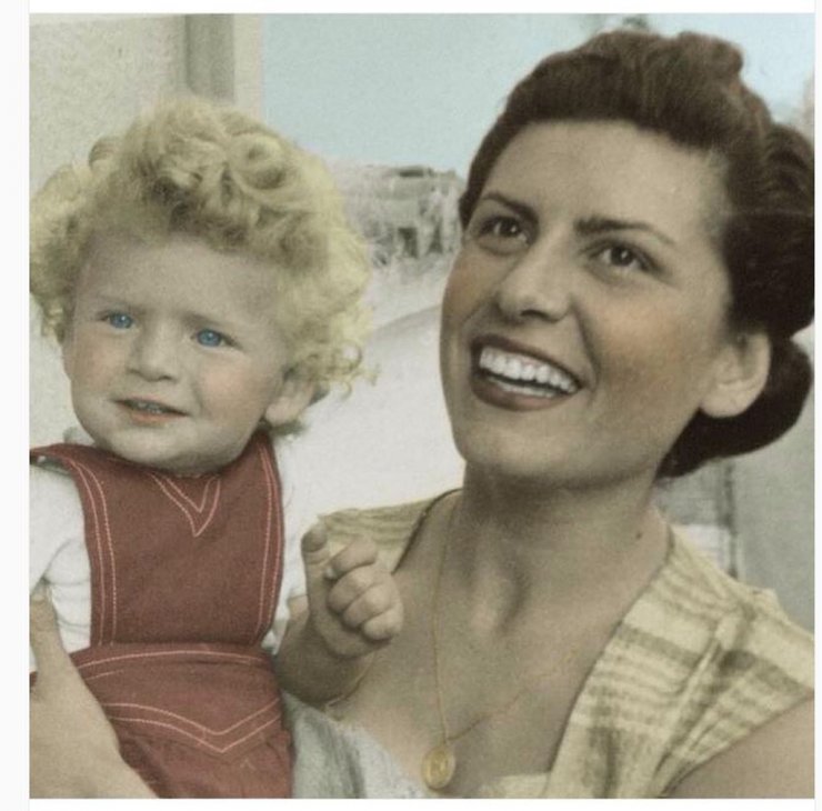 Γνωστή Κύπρια στην αγκαλιά της μητέρας της