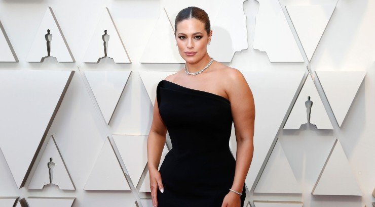 Ashley Graham: Ποζάρει ημίγυμνη και μας δείχνει τις ραγάδες της μετά τη γέννα των διδύμων