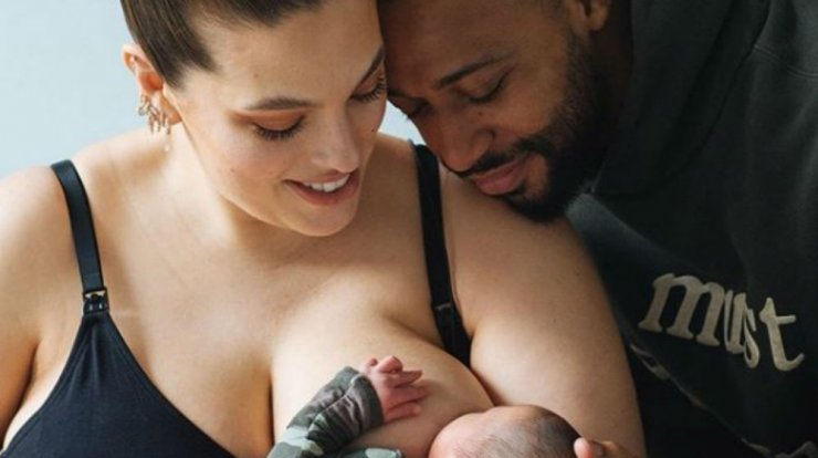 Ashley Graham: Το πανέμορφο plus size μοντέλο μας δείχνει τις ραγάδες στην κοιλιά της μετά τη γέννα!