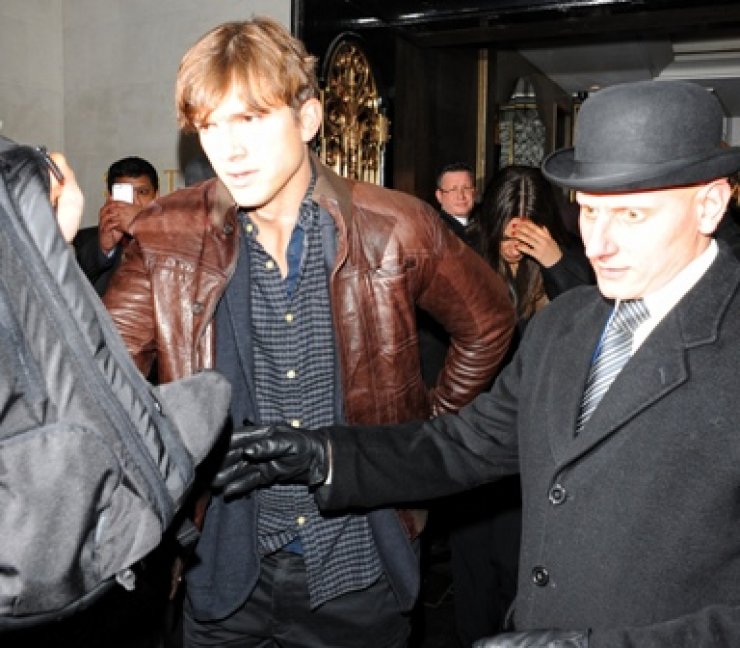 Ashton Kutcher - Mila Kunis: έξαλλοι με τους παπαράτσι