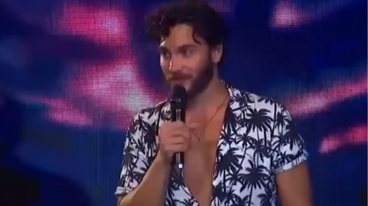 Γιώργος Ασημακόπουλος: Η ερμηνεία του στο πάρτι της ένωσης που "γκρέμισε" το twitter [βίντεο]