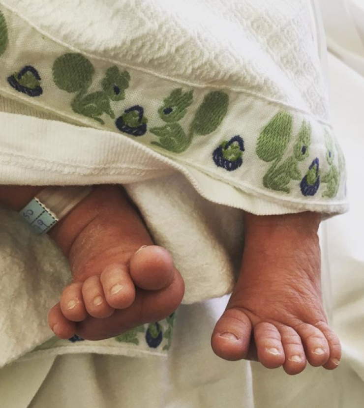 Επώνυμη Ελληνίδα μας δείχνει για πρώτη φορά το πρόσωπο του νεογέννητου γιου της!