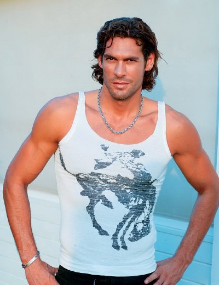 O Γιάννης Σπαλιάρας ολόγυμνος [εικόνες]