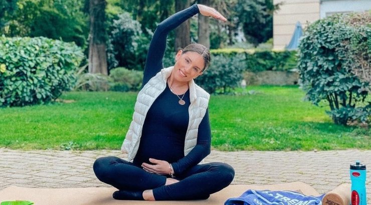  Αθηνά Οικονομάκου: Φόρεσε το μαγιό της και μας έδειξε την κοιλίτσα της ένα βήμα πριν το μαιευτήριο [εικόνα] 