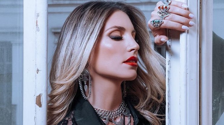 Η Αθηνά Οικονομάκου με το πιο glam makeup look