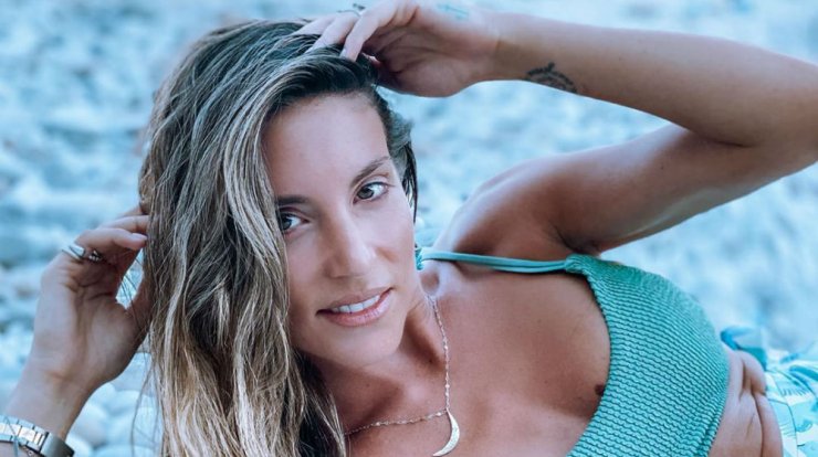 Αθηνά Οικονομάκου: Ανέβασε topless εικόνα της από την παραλία