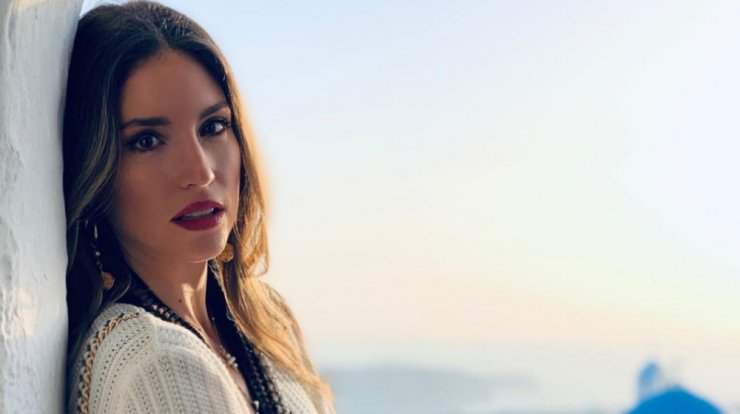 Δεν φαντάζεσαι πόσο κοστίζει η καινούργια Chanel τσάντα της Αθηνάς Οικονομάκου!