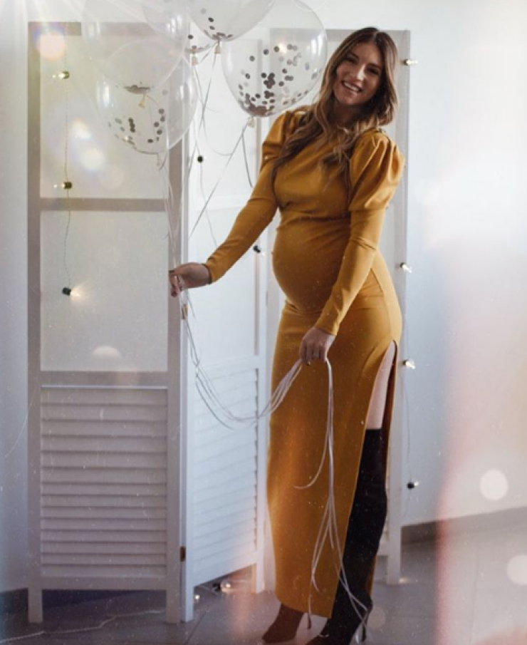 Είναι υπέροχη! Η Αθηνά Οικονομάκου ποζάρει με γυμνή, φουσκωμένη κοιλίτσα στην αγκαλιά του συζύγου της!