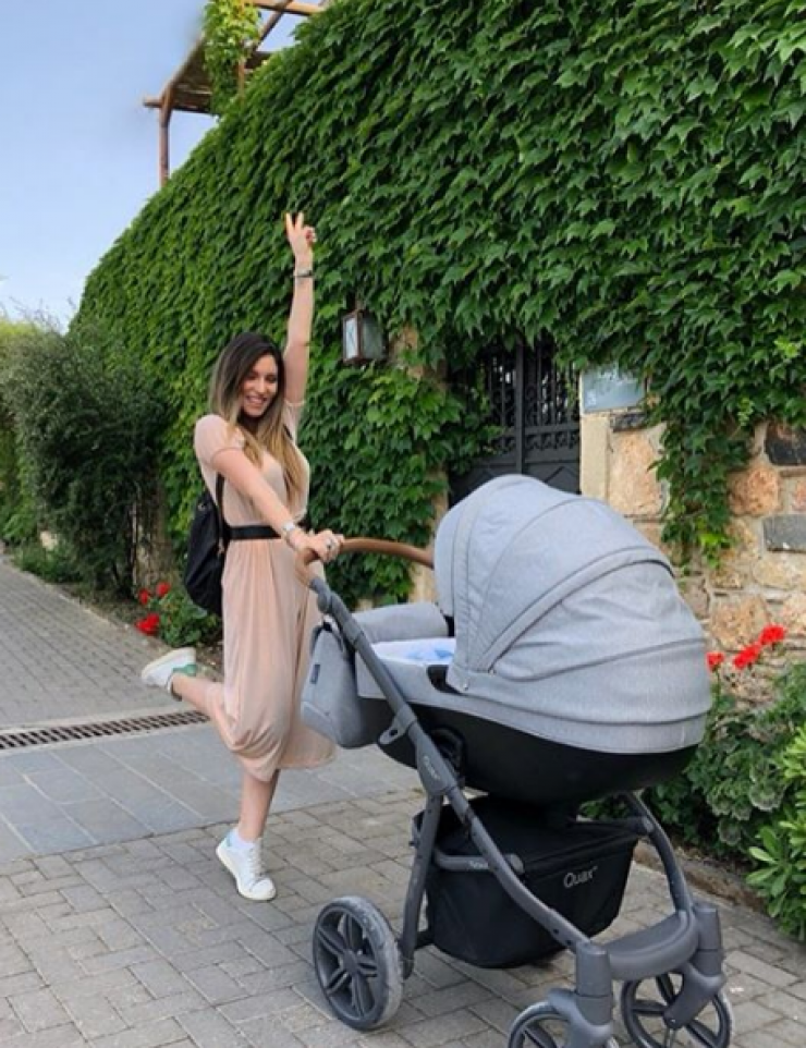 Αθηνά Οικονομάκου: Δείτε την με μαγιό να παίζει με το μικρό Μάξιμο! [βίντεο]