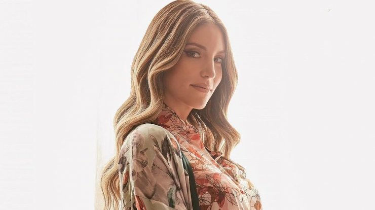 Επώνυμος Κύπριος χαϊδεύει τη φουσκωμένη κοιλίτσα της Αθηνάς Οικονομάκου και "λιώνει" το instagram!