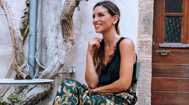 H Αθηνά Οικονομάκου φόρεσε το πιο σέξι τοπ που μπορείς να προσθέσεις στην transitional γκαρνταρόμπα