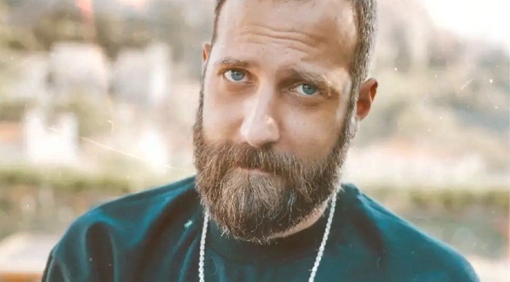 Άθως Αντωνίου: “Δεν γίνεται να ακυρώνει η μητέρα του παραγωγού την ενδυματολόγο” [βίντεο]