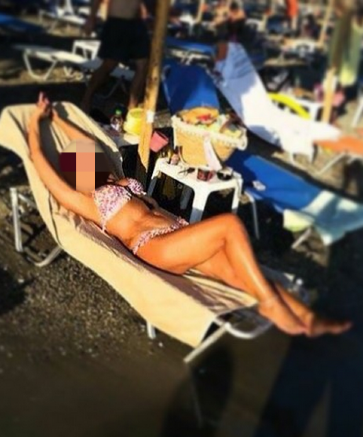 Επώνυμη Ελληνίδα εντυπωσιάζει με μαγιό στα 61 της!