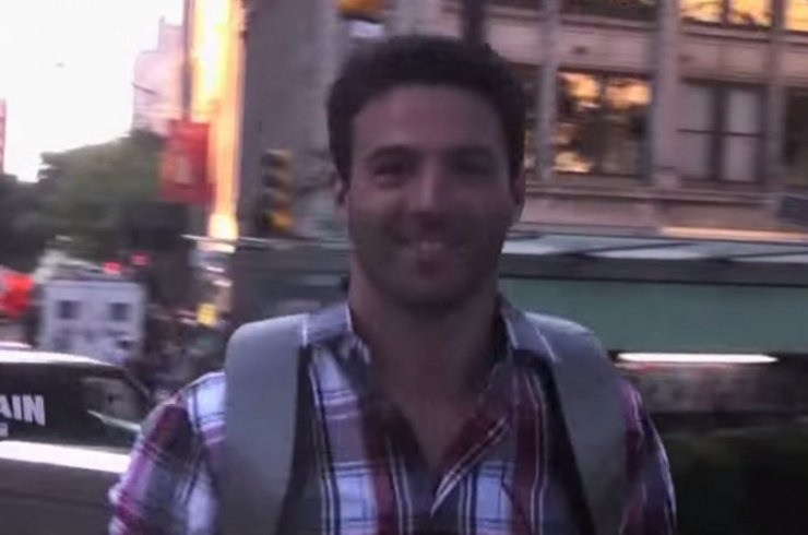 Τι κοιτάνε οι γυναίκες πρώτο σε έναν άντρα; [βίντεο]