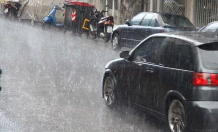 Αθήνα: Άνοιξαν οι ουρανοί