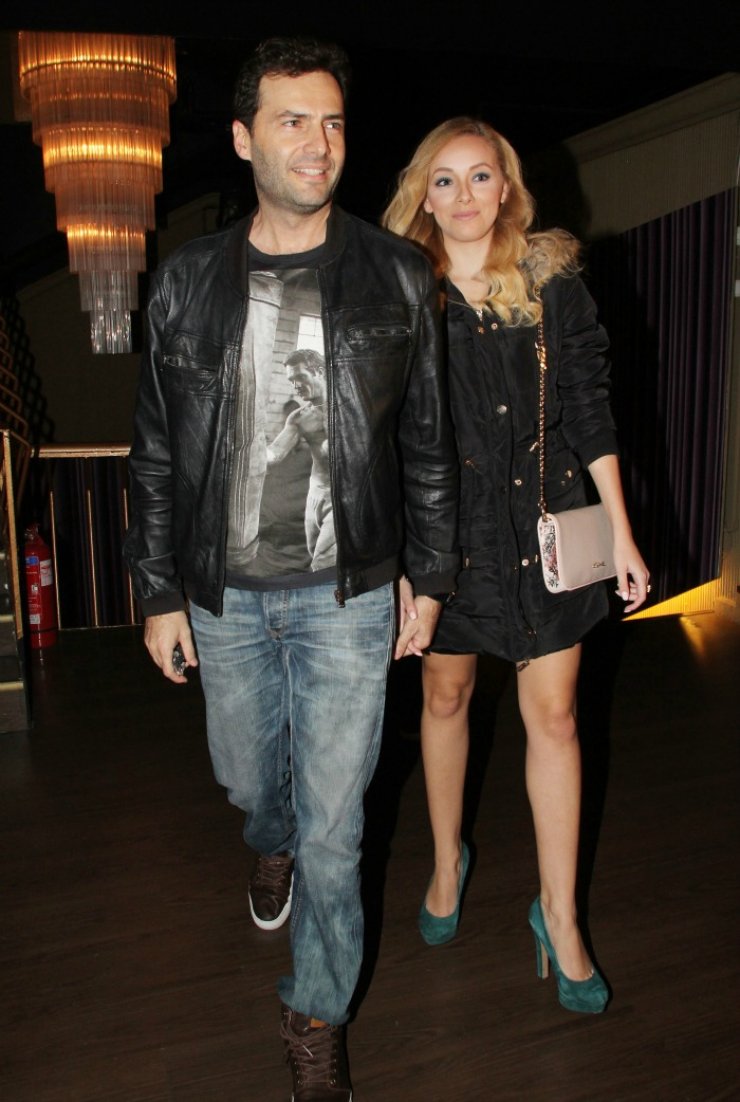 Δείτε την κουκλάρα Κύπρια σύντροφο του Παναγιώτη Μπουγιούρη με το μπίκινι της μαγιό στην παραλία