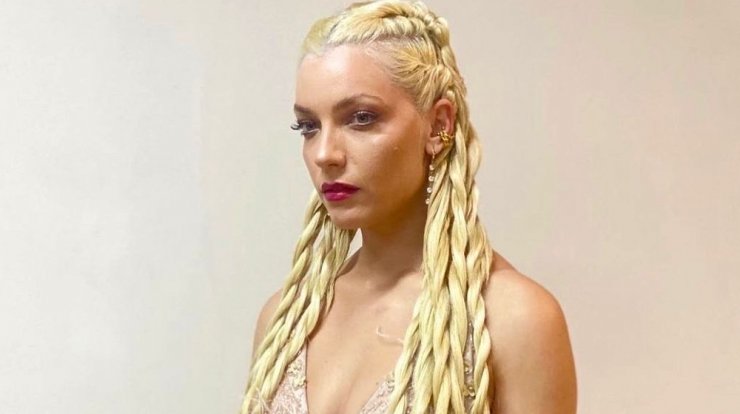 Madame Figaro awards: Όλα όσα θέλεις να μάθεις για το εντυπωσιακό χτένισμα της Άντρης Καραντώνη 