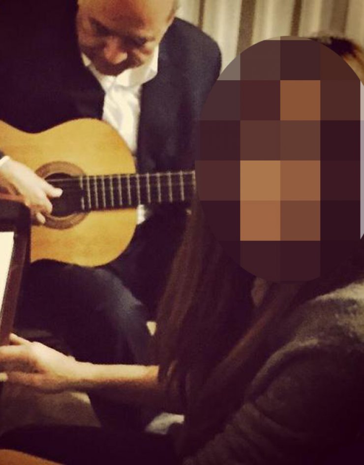  Kύπρια παρουσιάστρια σε οικογενειακό τραπέζι παίζοντας πιάνο