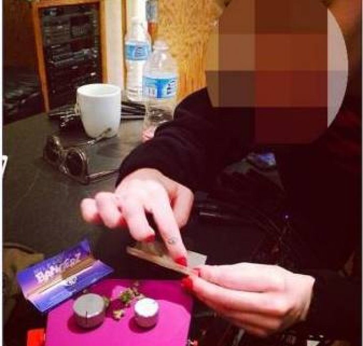 Φτιάχνει το τσιγαριλίκι της και η φωτογραφία της κάνει το γύρο του διαδικτύου!