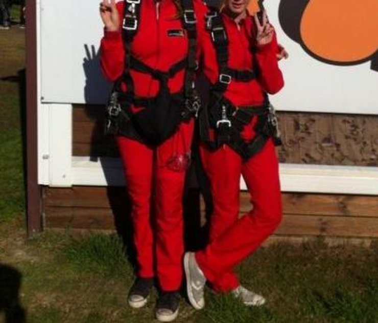 Ποια Ελληνίδα παρουσιάστρια έκανε ελεύθερη πτώση με την κόρη της;