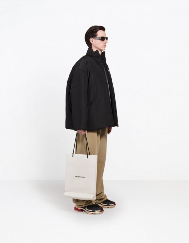 Μοιάζει με χάρτινη shopping bag άλλα κοστίζει $1100