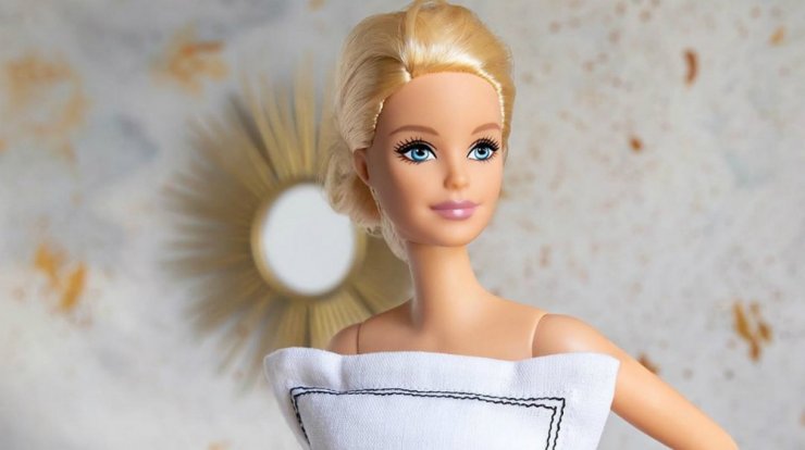 Η Barbie παίρνει μέρος στο #PillowChallenge
