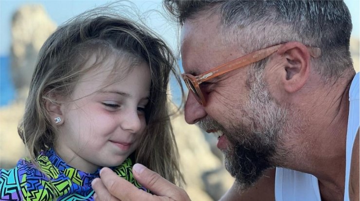 Γιάννης Βαρδής: Δείτε την πεντάχρονη κορούλα του να κάνει θαλάσσιο σκι [βίντεο]