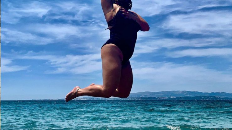 Επώνυμη Ελληνίδα ποζάρει ακομπλεξάριστη με μαγιό και στέλνει το δικό της μήνυμα