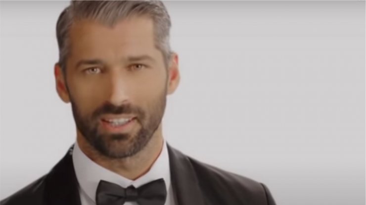 Η πρώτη επίσημη εμφάνιση του Αλέξη Παππά ως ο νέος "Bachelor" [βίντεο]