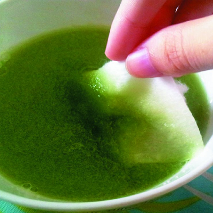 Φτιάξτε μόνες στο σπίτι μάσκα από αγγουράκι για τα μάτια [βίντεο]