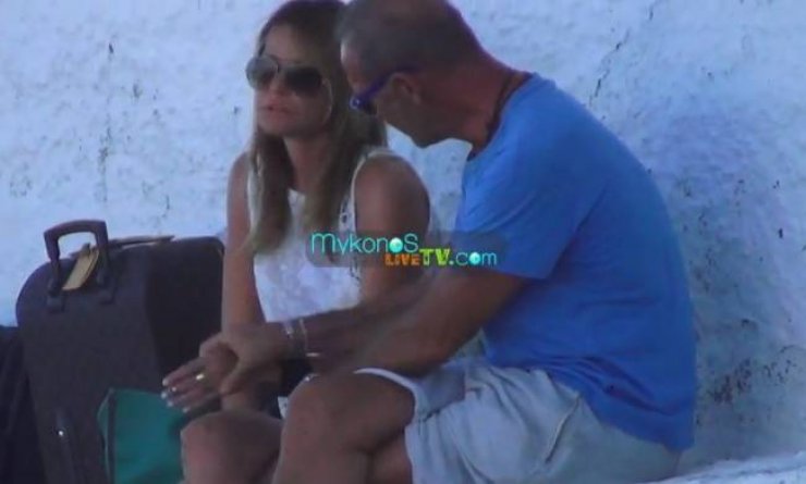  Όταν ο Πέτρος Κωστόπουλος κράτησε σφιχτά το χέρι της Τζένης Μπαλατσινού