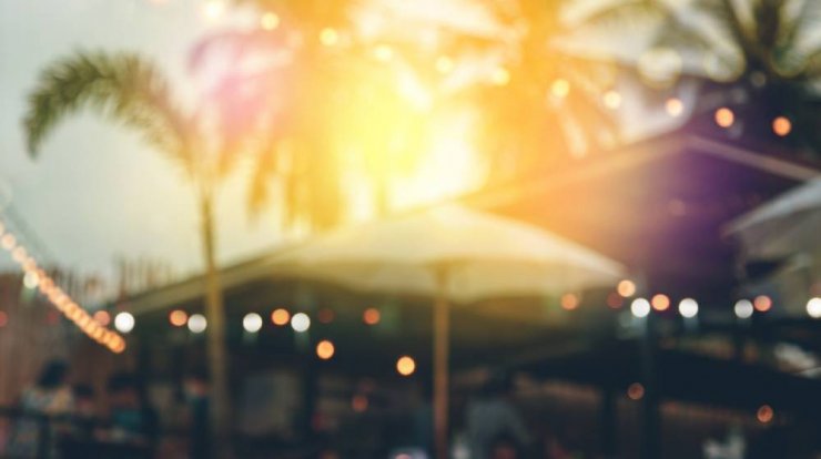 10 στέκια εκεί που “σκάει” το κύμα που θα γίνουν τα απόλυτα hot spots του φετινού καλοκαιριού