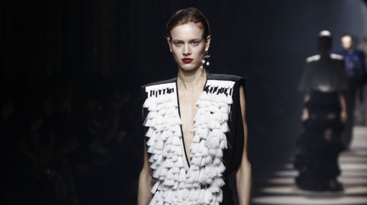 Με αυτό τον τρόπο θα δείχνουν πιο έντονα τα ζυγωματικά σου